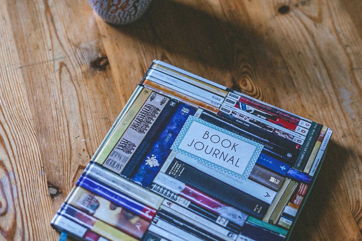 Aamukahvi ja muistikirja pöydällä