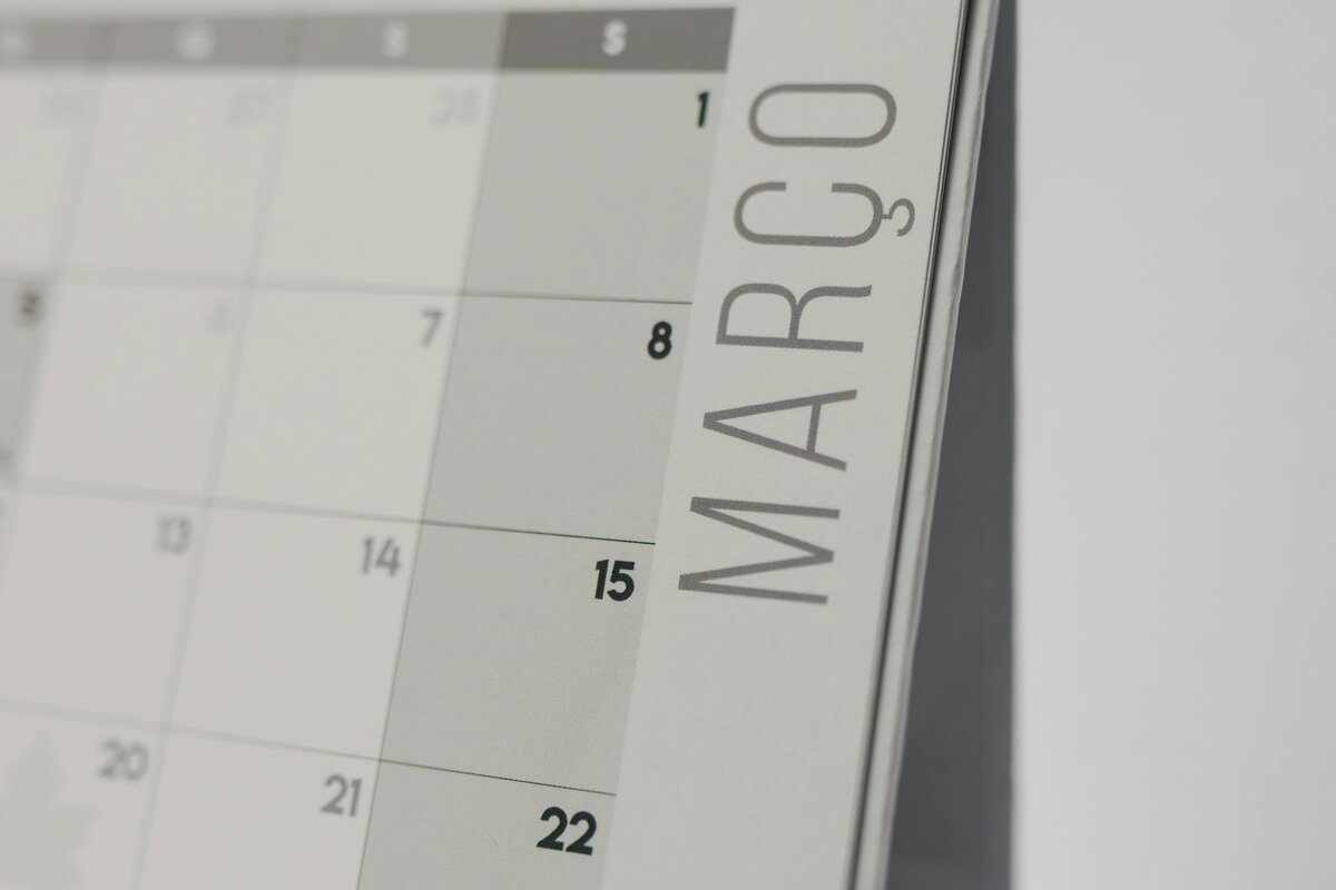 Kalenteri ja tehtävälista pöydällä